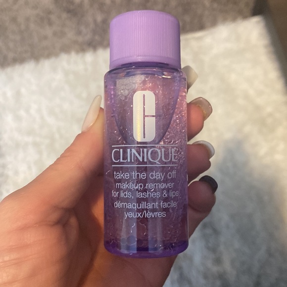 Clinique makeup bag and samples - Picture 2 of 7